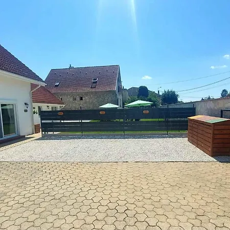 In - Nordtransdanubien 51944 Apartamento